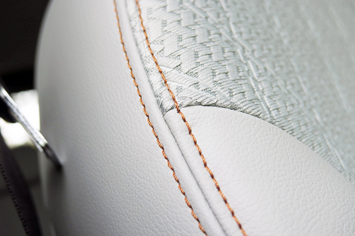 三菱eKクロスEV P（シートステッチ）