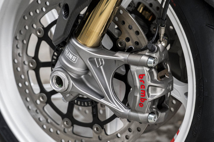 ブレーキは、前がφ320mmのフローティングディスク（2枚）に、ラジアルマウントのブレンボ製4ピストンモノブロックキャリパーの組み合わせ。後ろがφ245mmのディスクに2ピストンキャリパーの組み合わせだ。