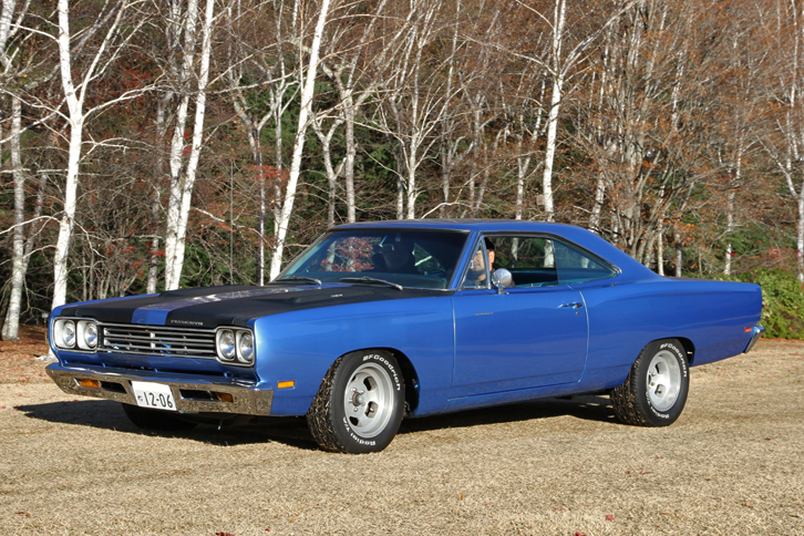 1968年「プリムス・ロードランナー」。インターミディエート（中間サイズ）の「ベルヴェディア」をベースにしたマッスルカー。ロードランナーとは、アメリカ中南部の砂漠地帯に生息する足の速い鳥（オオミチバシリ）のことで、プリムスはそれをキャラクター化した人気アニメとタイアップしていた。