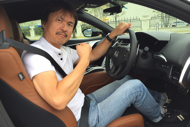 
	新型「NSX」にエールを送る筆者。
	