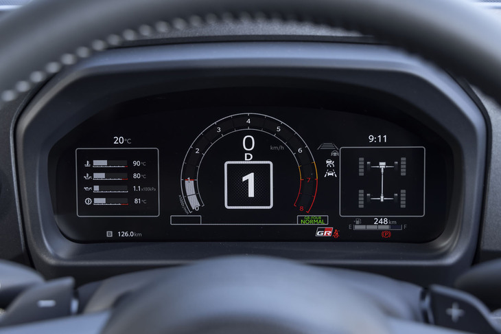 【トヨタGRヤリスRZ“ハイパフォーマンス” ＋エアロパフォーマンスパッケージのスペック】
	ボディーサイズ：全長×全幅×全高＝3995×1805×1455mm／ホイールベース：2560mm／車重：1310kg／駆動方式：4WD／エンジン：1.6リッター直3 DOHC 12バルブ ターボ／トランスミッション：8段AT／最高出力：304PS（224kW）/6500rpm／最大トルク：400N・m（40.8kgf・m）/3250-4600rpm／タイヤ：（前）225/40ZR18 92Y XL／（後）225/40ZR18 92Y XL（ミシュラン・パイロットスポーツ4 S）／燃費：10.8km/リッター（WLTCモード）／価格：582万5000円
	
	【取材時の燃費データ】
	テスト距離：199.3km（市街地3：高速道路5：山岳路2）／使用燃料：--リッター（ハイオクガソリン）／参考燃費：9.8km/リッター（車載燃費計計測値）