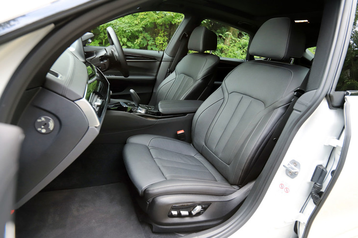 シート表皮にはしっとりとした風合いのダコタレザーを採用。テスト車にはセットオプション「コンフォートパッケージ」に含まれるベンチレーション機能が備わっていた（ヒーターは標準）。