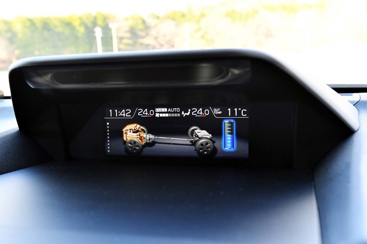 ダッシュボード中央の6.3インチカラーディスプレイには、ヘッドランプや先進安全技術の作動状況、燃費情報などが表示される。