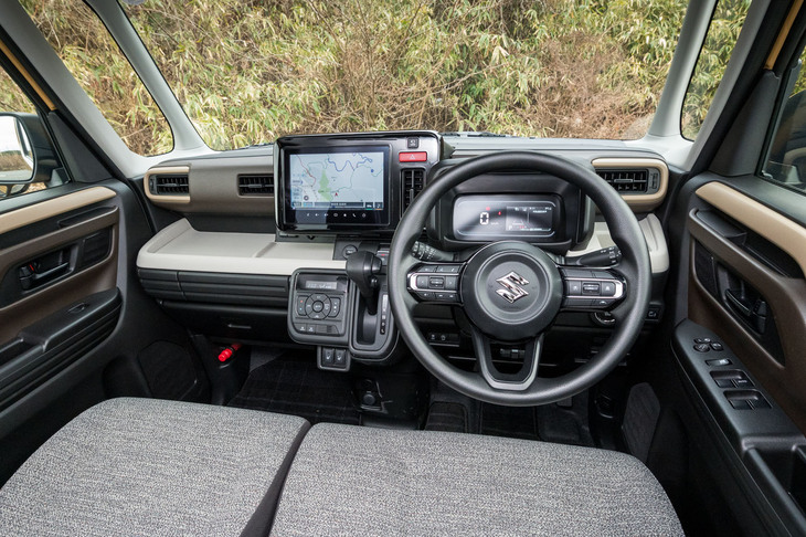 インテリアは明るく開放的な雰囲気だ。随所に備わる収納を個別に紹介していく。