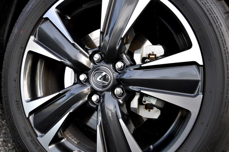 “バージョンL”専用の、切削加工とダークメタリック加工が施されたアルミホイール。