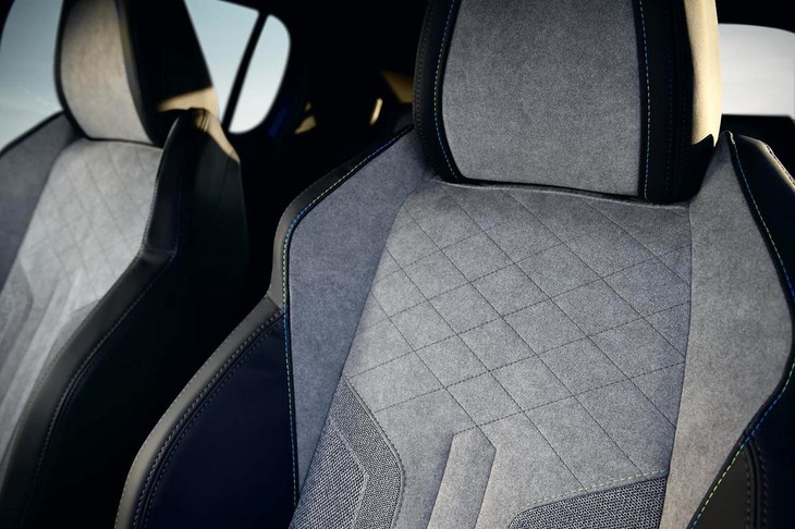 上級グレード「GTライン」には、アルカンターラとテップレザーで仕立てられたスポーツシートが装着される。