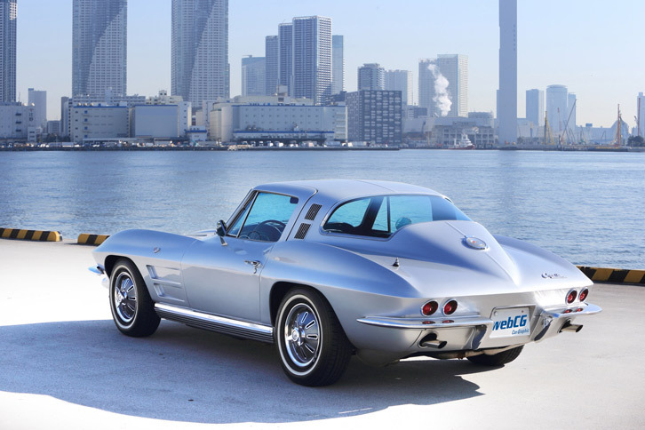 1963年型と1964年型は、リアウィンドウの形状やボンネットに施されたエアアウトレットの有無、ホイールの意匠などで識別が可能である。