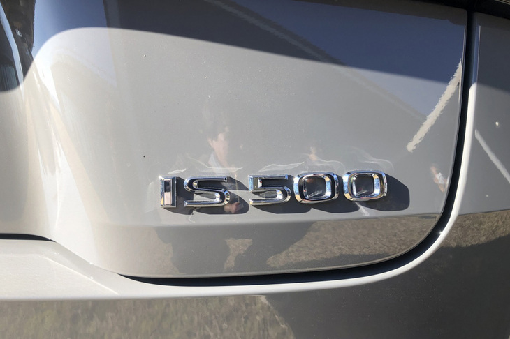 「IS500」の車両本体価格は900万円。481PSの5リッターV8エンジンを積み、こんなにいろいろな専用装備を採用しているのに、1000万円を切るとはなんたるバーゲンプライス。安い！ 安すぎる！