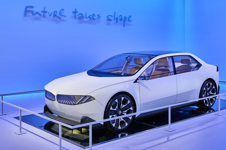 BMWミュージアムに展示される「ビジョン ノイエクラッセ」。2023年の「IAAモビリティー」で発表されたコンセプトモデルだ。