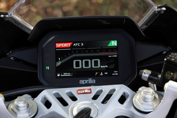 フルカラーの液晶ディスプレイには、車速やエンジン回転数といった走行情報に加えて、ライディングモードやトラクションコントロールなどのセレクト状態も表示。ライディングモードは「エコ／レイン／スポーツ」の3種類で、トラコンの介入度合いも3段階から選択できる。