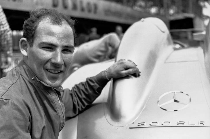 独ホッケンハイムにて、「メルセデス・ベンツ300SLR」（W196S）のテストに臨むスターリング・モス。（1955年）