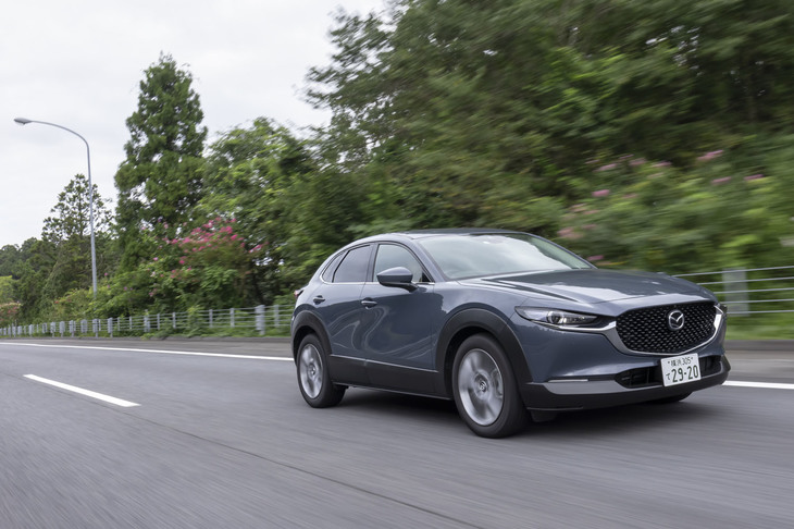 長いノーズにコンパクトなキャビンと、軽快でスポーティーなスタイリングの「マツダCX-30」。走りもそのイメージにたがわず、シャープなハンドリングが身上のスポーティーなものだ。