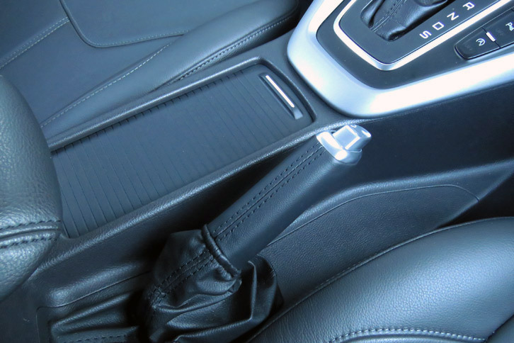 センターコンソールの右側に装備されたハンドブレーキ。操作フィールも上々です。