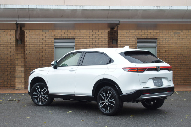 マイナーチェンジされた「ヴェゼル」のリアビュー。オールLED 化され、水平基調の2段のグラフィックを採用するリアコンビネーションランプが新しい。写真は「ヴェゼルe：HEV Z」。