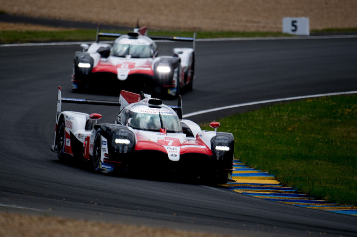 トヨタの2台は、ワンツー体制を維持しつつ、トップ争いを展開した。