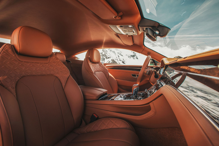 20通りに調節可能なフロントシート。ヒーターやクーラーのほか、マッサージ機能も用意される。