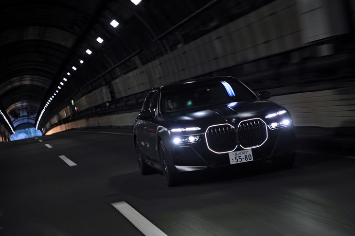 鼻先に、光るキドニーをいただいてばく進する「740i」。サードパーティーのアフターパーツから始まり、メーカーが純正アクセサリーを用意するようになり、だんだんと“素の状態”からカーデザインに取り入れられるようになってきたグリルのイルミネーション。今まではただ“光る”というだけだったが、今後はクルマのデザインやブランド性を主張するものになっていくのかもしれない。（写真：荒川正幸）