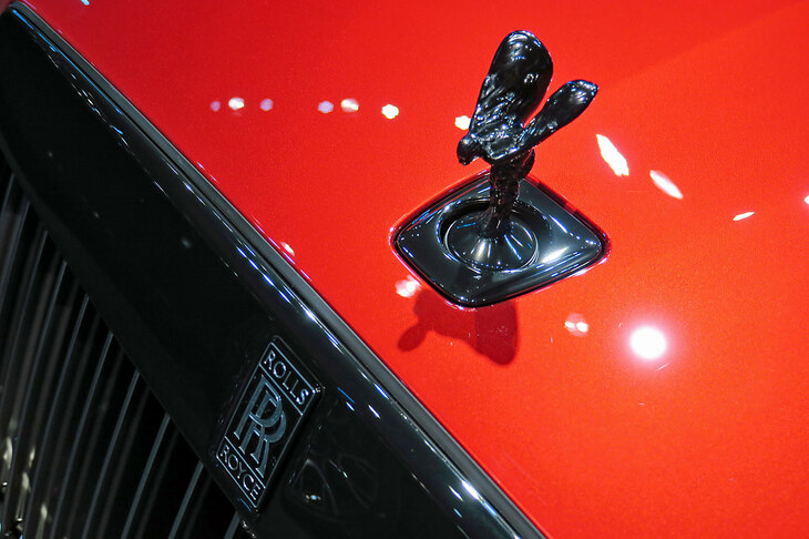 ロールス・ロイス・ブラックバッジ・ゴースト（マスコット「スピリット・オブ・エクスタシー」＆フロントエンブレム）