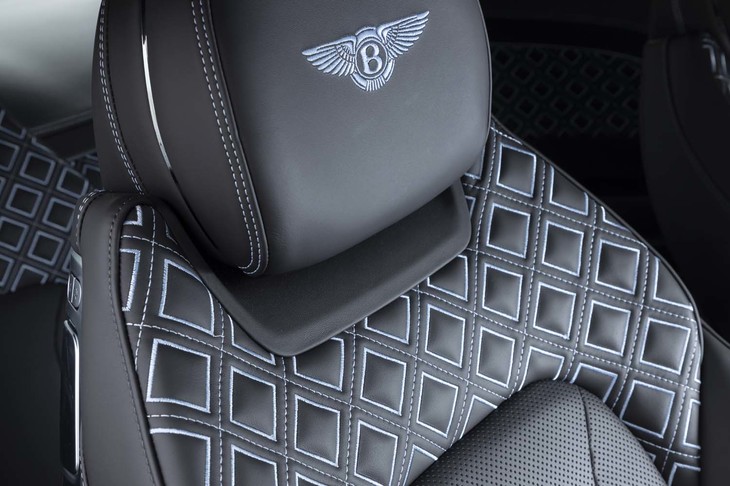 新型「コンチネンタルGT」はインテリアの仕立てもポイント。凝ったひし形の刺しゅうが目を引く。