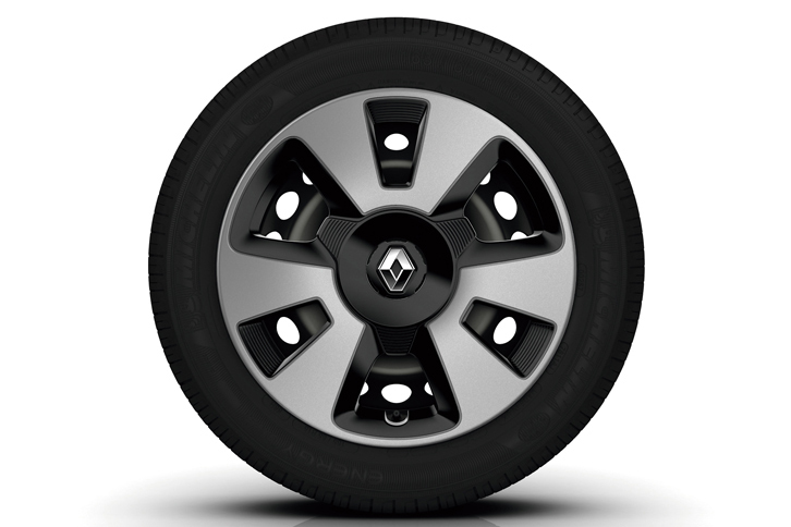 15インチスチールホイールとフルホイールキャップ。