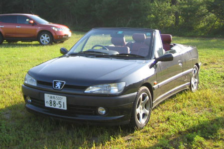“黒カブさん”こと「プジョー306カブリオレ」。ピニンファリーナによる美しいスタイリングと4人乗りという実用性の高さが決め手となった。
