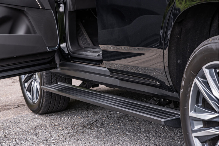 ドアを開けると自動でせり出してくる、パワーリトラクタブルアシストステップ。上述の車高調整機能ともども、乗降の際にとても重宝した。