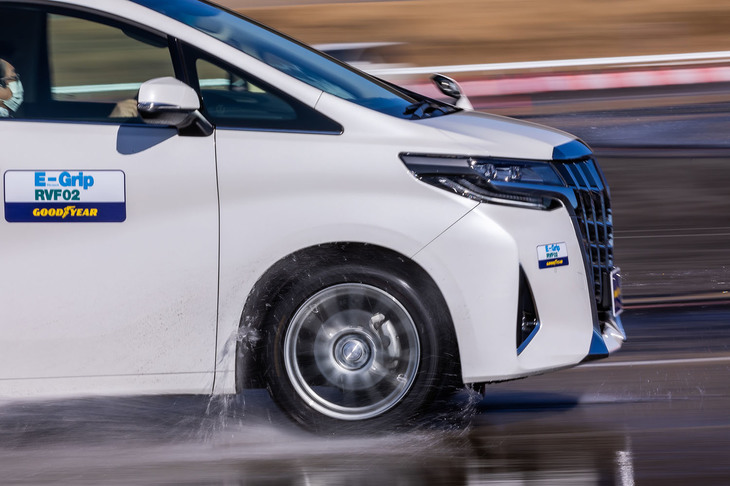 ウエット路面を模した散水エリアを行く「アルファード」。試乗車に装着された235/50R18サイズの「エフィシェントグリップRVF02」は国内のタイヤラベリング制度において、転がり抵抗性能「AA」、ウエットグリップ性能「b」を獲得している。