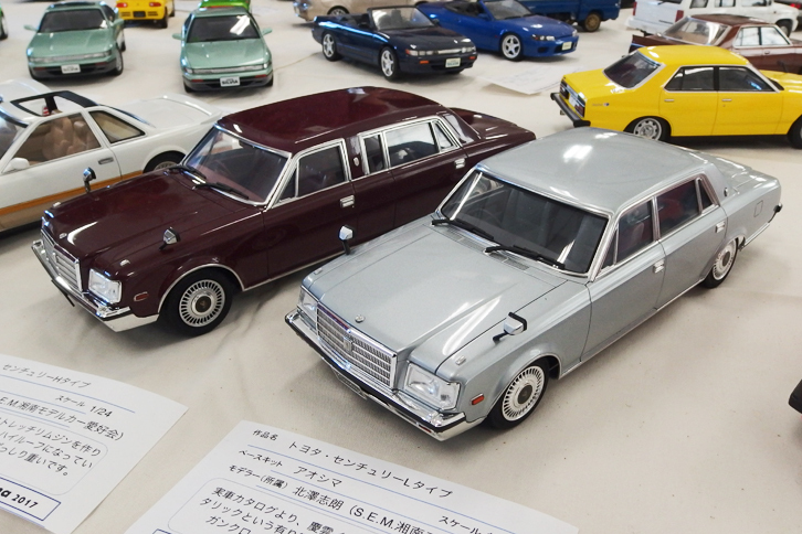 著名なプロモデルフィニッシャー氏の手になるアオシマ製1/24「トヨタ・センチュリーLタイプ」（写真右）と、そのキットを2個使用して作り上げたトヨタ純正リムジンである「センチュリーHタイプ」（左）。ノーマルより高いルーフは、パテを盛って成形している。