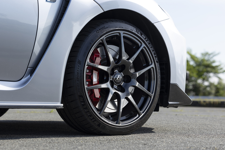 19インチのBBS製鍛造アルミホイールを装備。「F」ロゴ入りのブレーキキャリパーはレッドにペイントされる。