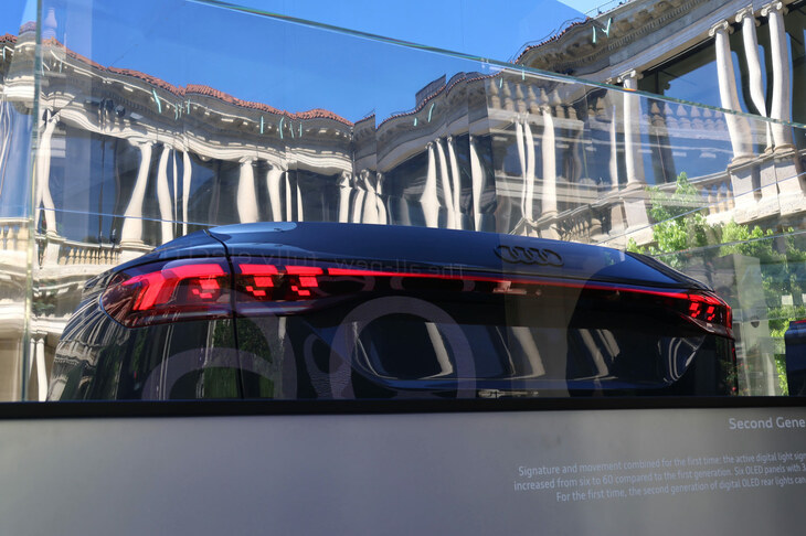 オブジェのごとく展示された「アウディQ6 e-tron」のテールランプ。OLEDセグメントの数は360個にのぼる。 