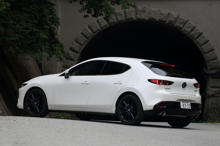 「マツダ3」は「アクセラ」の後継を担うCセグメントモデル。マツダ3は海外で使われていた車名で、2019年5月発売の現行モデルより、日本仕様もこの車名に改称された。