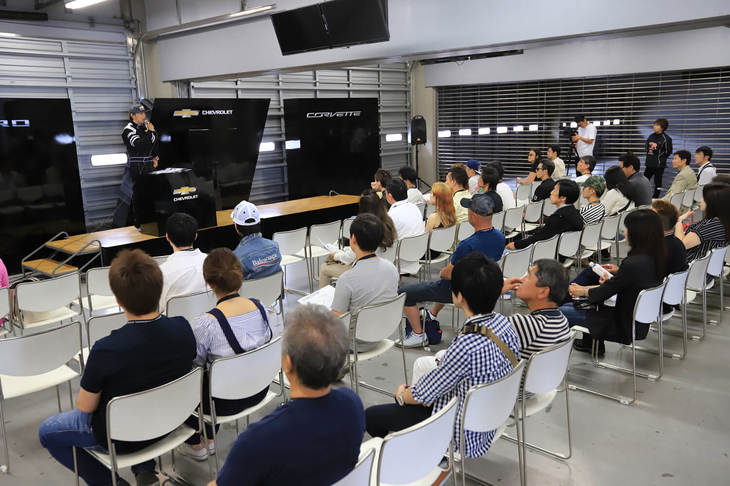 サーキットを走るうえでの諸注意に続き、「CHEVROLET DRIVING ACADEMY」の講習の内容が説明される。今回の内容は、急加速や急制動、パイロンスラロームといったスポーツ走行の基礎練習と、世界有数の高速サーキットとして知られる、富士スピードウェイ・レーシングコースの走行である。