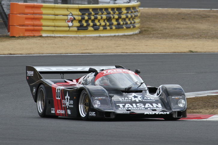 往年のグループCカーによる「Nostalgic Group C Special Run」。1983年から92年まで開催された全日本スポーツプロトタイプカー耐久選手権（JSPC）で、高橋国光が駆ったアドバンカラーの「ポルシェ962C」は、85年から89年までに3連覇を含む4度の王座を獲得した。この個体はJSPC終了後の94年に、チームタイサンが全日本GT選手権用にモディファイし、第3戦富士で優勝した「タイサン・スターカード962」。高橋国光がステアリングを握った。