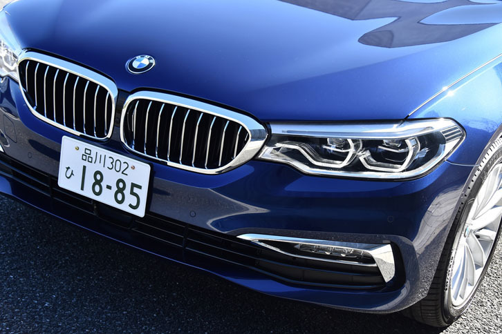 キドニーグリルやフロントバンパーがクローム仕立てになるのが「ラグジュアリー」グレードの特徴。