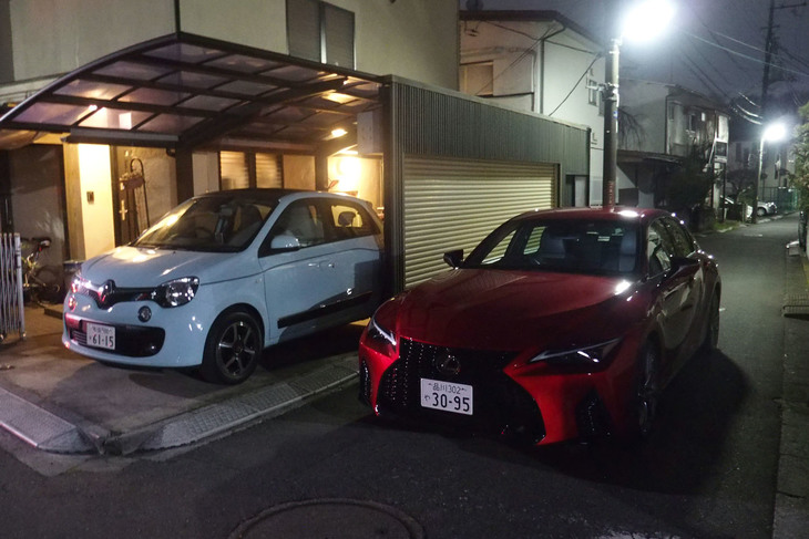 新しく自宅ガレージに収まった“俺のナロー”こと「ルノー・トゥインゴEDCキャンバストップ」と、一晩だけの愛車（試乗車）「レクサスIS300“Fスポーツ”」のツーショット。