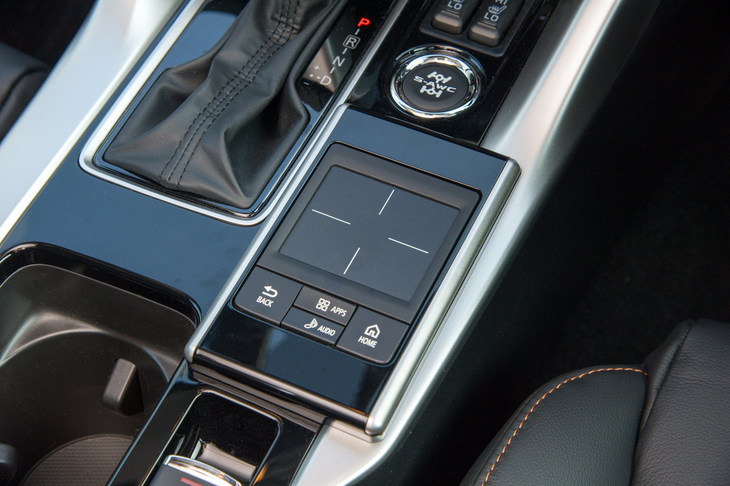 ディスプレイオーディオの操作に用いる、タッチパッド式のコントローラー。ボイスコマンド機能による音声操作も可能となっている。