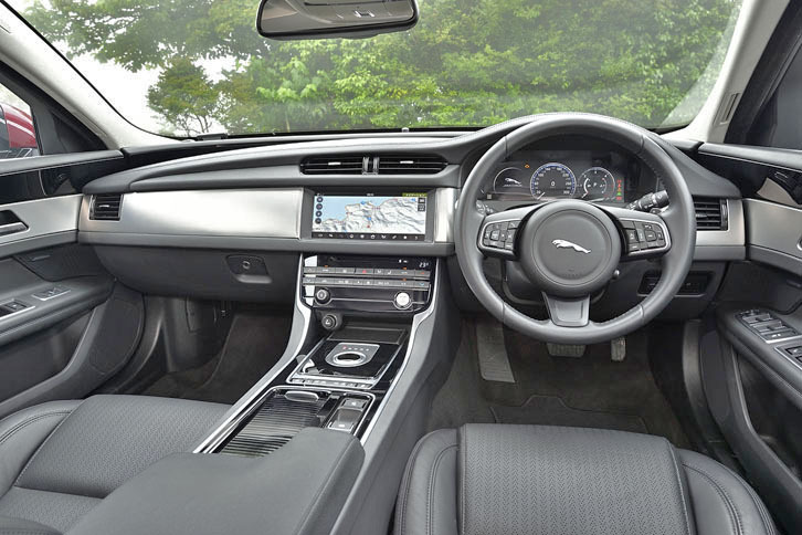 円柱形のシフトセレクターや回転式のエアベント（ただしインパネ両端のみ）など、ユニークなディテールは新型にも受け継がれている。インパネの中央のワイドスクリーン（10.2インチ）や、液晶メータークラスター（12.3インチ）が新しい。