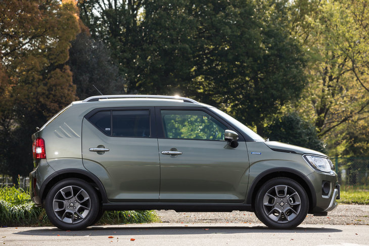 「イグニス」の最低地上高は180mm、アプローチアングルは19.8°、デパーチャーアングルは40.4°（4WD車は39.9°）。小柄なクルマながら、十分なロードクリアランスが確保されている。