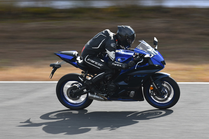 アグレッシブなイメージと比べ、意外やライディングポジションはきつくない。一方で“アゴ乗せ”しやすいよう燃料タンクの形状を工夫するなど、スポーツライディングのしやすさも追求されている。