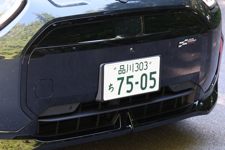 閉じられたフラットなフロントグリルは、最新世代のMINIにラインナップされるほかの電気自動車とも共通するデザイン上の特徴。車体下部もほぼ全面にわたりアンダーカバーで覆われている。