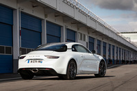 2019年6月にルマン24時間レースの会場で発表された「A110S」。より高出力なエンジンや専用チューニングのシャシーを備えた「A110」の高性能モデルだ。