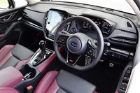 新型「スバル・レヴォーグ」のコックピット周辺部。写真は「STI Sport EX」グレードのもので、ボルドー×ブラックの本革シートが与えられる。