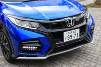 フロントまわりは、ブラックをアクセントカラーとしたグリルとエアロバンパーが特徴。専用のLED式フォグランプも備わる。