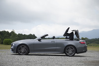 ソフトトップの開閉に要する時間はそれぞれ約20秒。今回は試さなかったが、50km/h以下であれば走行中でも操作できる。