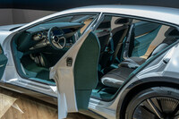 「ビジョンXクーペ」のインテリア。細部までつくり込まれた質感の高い意匠は、さすがはデザインに命を懸けるマツダである。