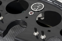 インストゥルメントパネルには劇中車と同じく“秘密兵器”の作動用スイッチが設置されている。