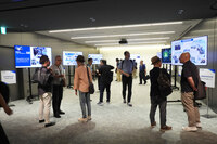 会場ではディスプレイによる技術説明も実施。多くの報道関係者が、画面とスズキの担当者の間を行き来していた。