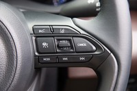 「ヤリス」では全車がレバー式のパーキングブレーキを搭載するのに対し、「ヤリスクロス」では電動パーキングブレーキを採用。アダプティブクルーズコントロールが全車速追従機能付きに進化した。