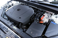 パワープラントは、最高出力253psを発生する過給機付き2リッター直4エンジンと、それをアシストするCISG（モーターアシスト機構付きのスタータージェネレーター）、後輪を駆動するリアモーターの組み合わせ。「T8」との違いはエンジンの出力／トルクのみとなっている。