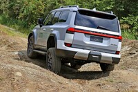 足まわりには、状況に応じて前後のスウェイバーを自動制御する「E-KDSS」をレクサスとして初採用。スウェイバーをフリーにすると、タイヤのストローク量が大きくなり（写真のリアタイヤに注目）、路面追従性が大幅に向上する。